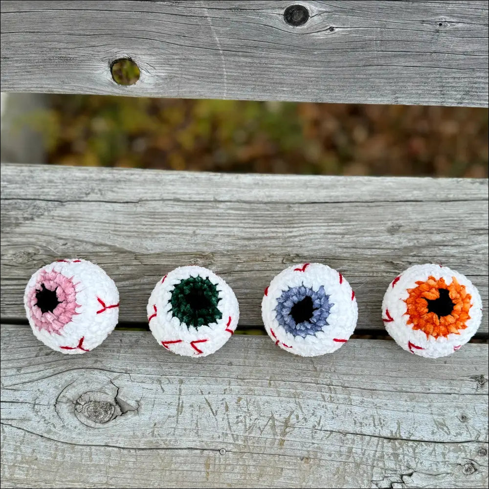 Eyeball plush pludh